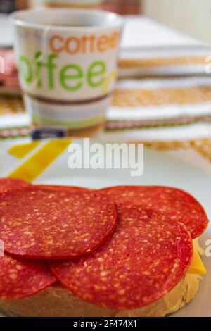 Pain de salami et café de thé coloré pour le petit déjeuner en Croatie. Banque D'Images