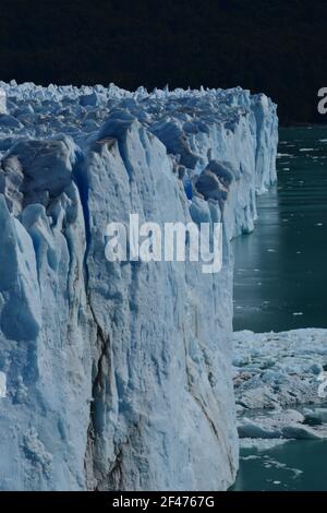 ARGENTINE le glacier Perito Moreno est un glacier situé dans le parc national de Los Glaciares, dans la partie sud-ouest de la province de Santa Cruz Banque D'Images