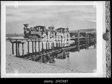 Troupes ferroviaires allemandes. Train de ponton sur le pont de ponton Banque D'Images