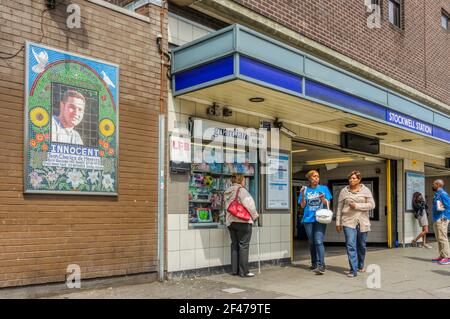 La mosaïque à Memorial Jean Charles de Menezes, abattu par la police à la station de métro de Stockwell Day en juillet 2005. Banque D'Images