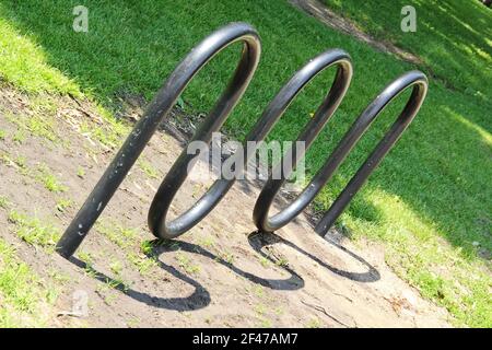 Vue horizontale d'un porte-vélos vide dans le parc qui ressemble à une onde sinusoïdale ou à une fréquence électrique Banque D'Images