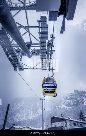 Vue sur St.Gilgen, gondoles de téléphérique de Seilbahn jaune-rouge depuis la montagne Zwolferhorn Banque D'Images