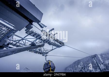 Vue sur St.Gilgen, gondoles de téléphérique de Seilbahn jaune-rouge depuis la montagne Zwolferhorn Banque D'Images