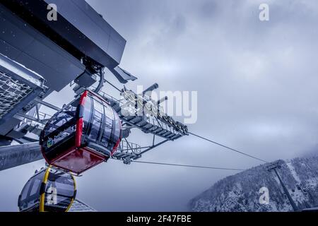 Vue sur St.Gilgen, gondoles de téléphérique de Seilbahn jaune-rouge depuis la montagne Zwolferhorn Banque D'Images