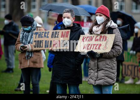 Stuttgart, Allemagne. 19 mars 2021. « il n'y a pas d'emploi sur une planète morte » et « pas un degré plus loin » sont écrits sur des signes de manifestation qui prennent part à un vendredi pour de futures manifestations. Les partisans et les partisans du mouvement du vendredi pour l'avenir ont manifesté avec diverses actions pour de meilleures politiques de protection du climat. Credit: Christoph Schmidt/dpa/Alay Live News Banque D'Images