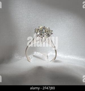 précieux solitair brillant diamant monté sur bague or blanc Banque D'Images