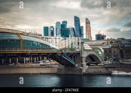 MOSCOU, RUSSIE - 19 mars 2020 : pont traversant la rivière Moskva près de la gare de Kievsky. Photo de haute qualité Banque D'Images