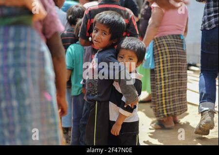 Les enfants autochtones mayas dans Aqua Escondida, Solola, Guatemala. Banque D'Images