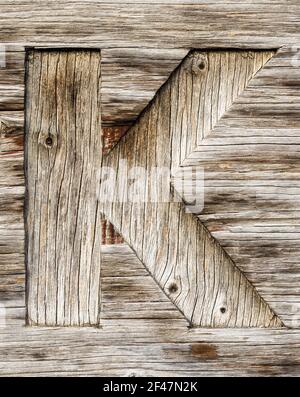 La lettre K est sciée en bois abîmé Banque D'Images