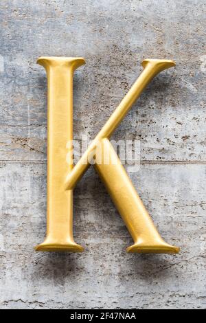 Lettre d'or K avec sérifs transparents Banque D'Images