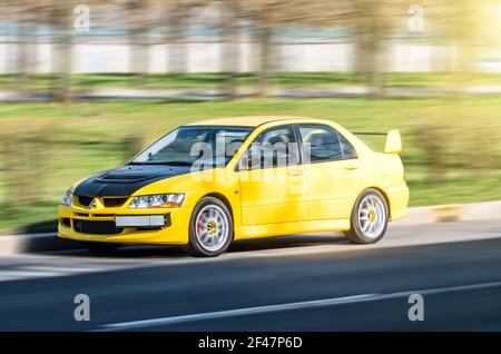 Voiture de sport Mitsubishi jaune sur route à grande vitesse. Russie, Saint-Pétersbourg, mai 2017 Banque D'Images