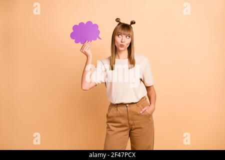 Photo portrait d'une fille qui garde le nuage rêvant d'avoir une idée réfléchie aspect copyspace bouted lèvres isolées sur fond de couleur beige pastel Banque D'Images