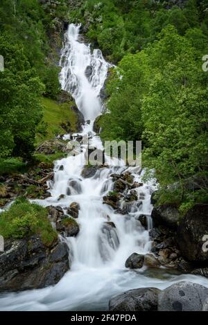 Cascade d'Espigantosa, au printemps, en route vers le refuge d'Ángel Orús et le sommet de Posets (Benasque, Aragon, Pyrénées, Espagne) Banque D'Images