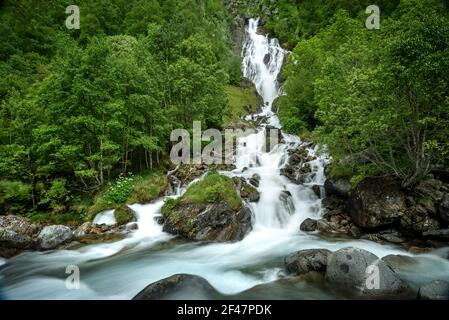 Cascade d'Espigantosa, au printemps, en route vers le refuge d'Ángel Orús et le sommet de Posets (Benasque, Aragon, Pyrénées, Espagne) Banque D'Images