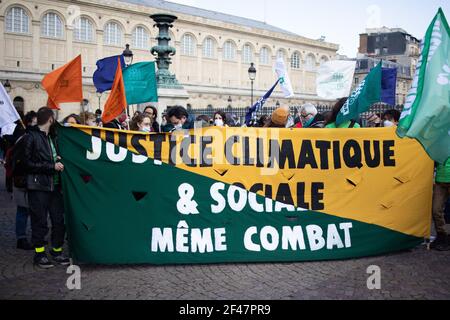 Paris, France. 19 mars 2021. Les gens participent à une manifestation dans le cadre d'un appel à manifestations dans l'ensemble du mouvement Jeunesse pour le climat dans le centre de Paris le 19 mars 2021. Photo de Raphaël Lafargue/ABACAPRESS.COM crédit: Abaca Press/Alay Live News Banque D'Images