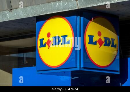 Lidl signe sur le supermarché à la Maison de la Culture du logement (DBK), au-dessus de la station de métro Budejovicka, Prague, République Tchèque Banque D'Images