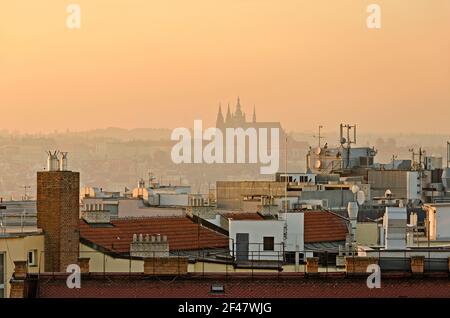 Vue panoramique sur le château de Prague dans un après-midi de fumée - Prague, République tchèque Banque D'Images