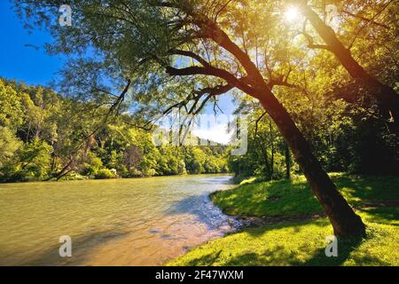 Paysage vert de la rivière Kupa près de Severin dans la région de Gorski Kotar en Croatie, frontière avec la Croatie et la Slovénie Banque D'Images