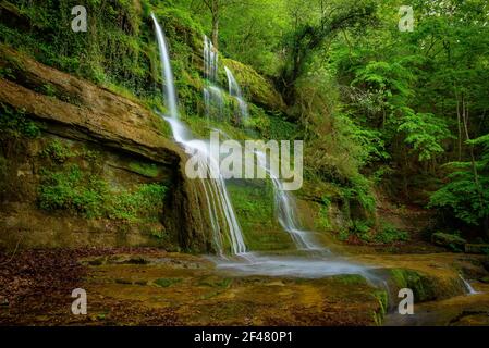 Sallent del Grau Cascade, à proximité du chemin historique entre Vic et Olot (Garrotxa, Catalogne, Espagne) Banque D'Images