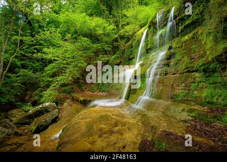 Sallent del Grau Cascade, à proximité du chemin historique entre Vic et Olot (Garrotxa, Catalogne, Espagne) Banque D'Images