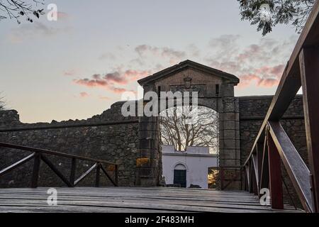 pont en bois et porte à la vieille ville coloniale de colonia del sacramento, une vieille ville coloniale avec l'histoire espagnole et portugaise au rio de la plata Banque D'Images