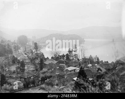 Vue sur les maisons de Hakone sur le lac Ashi dans le Parc national du Fuji Banque D'Images