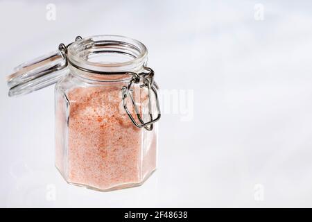sel d'himalaya rose dans le pot en verre Banque D'Images