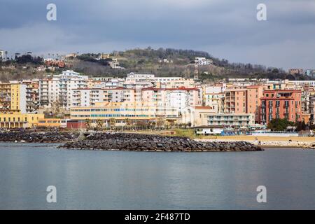 Napoli (Italie) - vue de Bagnoli, dans la partie ouest de Naples, ex zone des usines de ​​the Italsider Banque D'Images