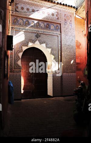 Porte dans un coin sombre de la Médina de Marrakech, Maroc Banque D'Images