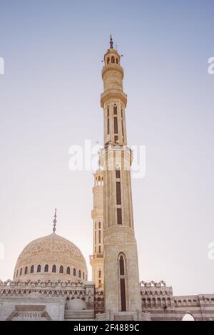 Belle tour de cathédrale contre le ciel bleu en Égypte, par une belle journée d'été. Beau bâtiment. Banque D'Images