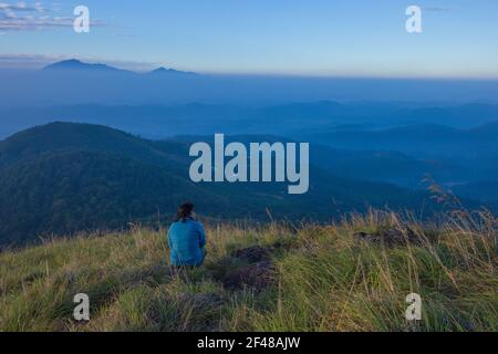 Une dame appréciant la vue magnifique d'une colline à Wayanad en début de matinée (image prise à Wayanad, Kerala) Banque D'Images