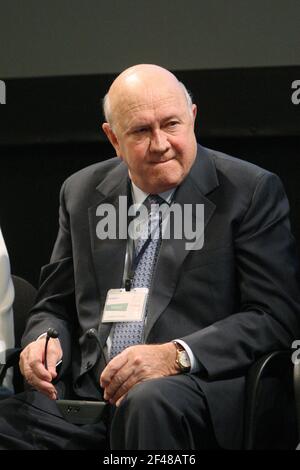 Paris, France. 19 mars 2021. Selon une déclaration sur le site de la Fondation de Klerk, l'ancien président sud-africain et lauréat du prix Nobel a été diagnostiqué avec le mèsothéliome - un cancer qui affecte le tissu qui déligne les poumons --- dossier -- - Prix Nobel de la paix 1993 Frederik Willem de Klerk participant au 9ème Sommet mondial des Prix Nobel de la paix, tenu à l'Hôtel de ville de Paris, France, le 11 décembre 2008. Photo de Malkon/ABACAPRESS.COM crédit: Abaca Press/Alamy Live News Banque D'Images