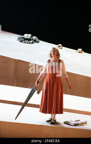 Anne Evans (Brunnhilde) à SIEGFRIED par Wagner à l'Opéra Royal, Covent Garden, Londres WC2 27/03/1995 chef d'orchestre: Bernard Haitink design: Nigel Lowery éclairage: Pat Collins mouvement: Matthew Hamilton directeur: Richard Jones Banque D'Images