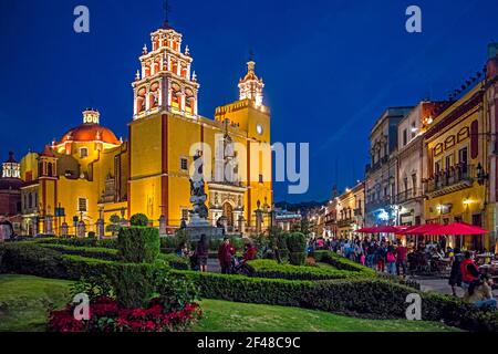 Plaza de la Paz avec Basílica colegiata de Nuestra Senora de Guanajuato du XVIIe siècle illuminé la nuit dans la ville de Guanajuato, au centre du Mexique Banque D'Images