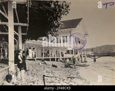 Honolulu-Waikiki, États-Unis. Des cours de bains sur la plage de l'hôtel Moana, en arrière-plan les contreforts de la tête de diamant Banque D'Images