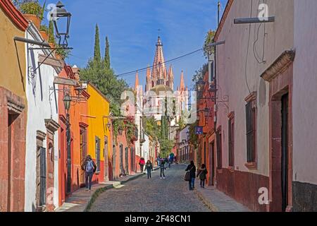 Calle Aldama dans la ville de San Miguel de Allende et son église paroissiale néo-gothique la Parroquia de San Miguel Arcángel, Guanajuato, Mexique central Banque D'Images