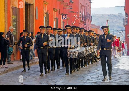 Des défilés de groupe pour la célébration de l'anniversaire du héros mexicain de l'indépendance Ignacio Allende dans la ville de San Miguel de Allende, Guanajuato, Mexique Banque D'Images