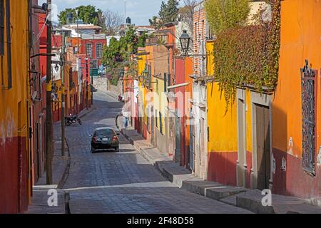 Rue étroite avec des maisons colorées dans la ville de San Miguel de Allende, Guanajuato, Mexique central Banque D'Images