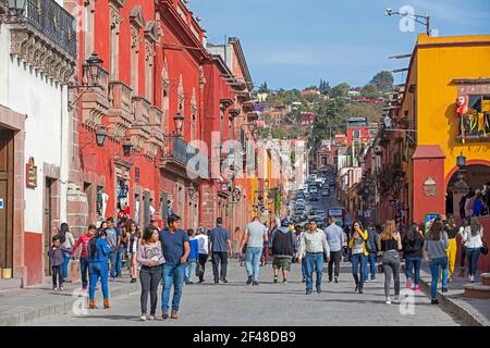 Les touristes mexicains marchant dans la rue avec des maisons colorées, des restaurants et des magasins dans la ville de San Miguel de Allende, Guanajuato, Mexique central Banque D'Images