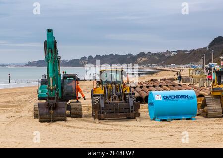 Les excavateurs et les équipements lourds sur le front de mer de Bournemouth Beach sont prêts pour les travaux de réapprovisionnement de la plage à Bournemouth, Dorset, Royaume-Uni, en mars Banque D'Images