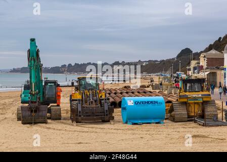 Les excavateurs et les équipements lourds sur le front de mer de Bournemouth Beach sont prêts pour les travaux de réapprovisionnement de la plage à Bournemouth, Dorset, Royaume-Uni, en mars Banque D'Images