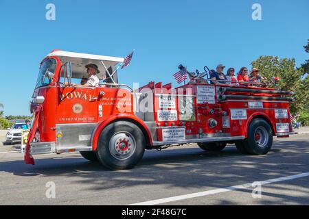 Old FireTruck et les gens à la parade de l'indépendance du 4 juillet à Rancho Bernardo, San Diego, Californie, États-Unis. 4 juillet 2020 Banque D'Images