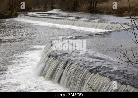 Warleigh Weir photographié en mars sans présence, Claverton, Bath, Somerset, Angleterre, ROYAUME-UNI Banque D'Images