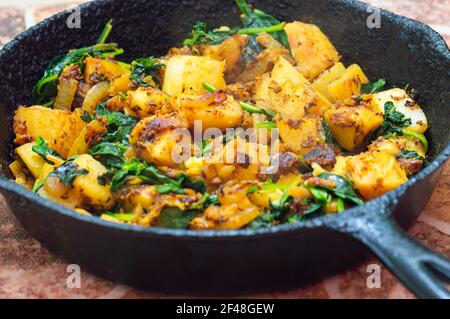 Saag Aloo, épinards et pommes de terre de style indien dans une casserole en fonte Banque D'Images