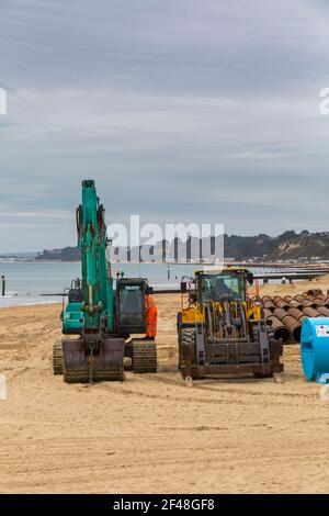 Les excavateurs et les équipements lourds sur le front de mer de Bournemouth Beach sont prêts pour les travaux de réapprovisionnement de la plage à Bournemouth, Dorset, Royaume-Uni, en mars Banque D'Images