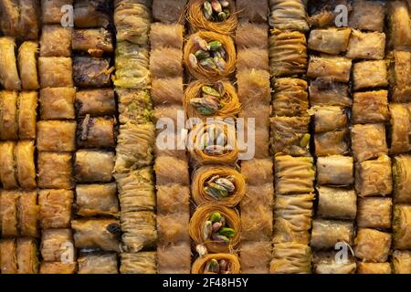 Rouleaux de baklava de pistache en vente sur le marché de Mahane ou de Machane Yehuda souvent appelé « le Shuk » à Jérusalem-Ouest, en Israël Banque D'Images