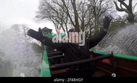 Le Cllr Dave Craker fait un tour sur le bateau Wicksteed, classé dans l'East Park de Hull, qui est de nouveau opérationnel après une période de travaux de restauration. Date de la photo : vendredi 19 mars 2021. Banque D'Images