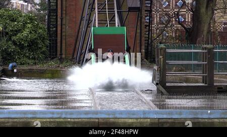 Le Cllr Dave Craker fait un tour sur le bateau Wicksteed, classé dans l'East Park de Hull, qui est de nouveau opérationnel après une période de travaux de restauration. Date de la photo : vendredi 19 mars 2021. Banque D'Images