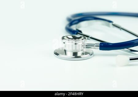 Stéthoscope sur fond blanc. Stéthoscope. Concept de médecine et de diagnostic. Banque D'Images