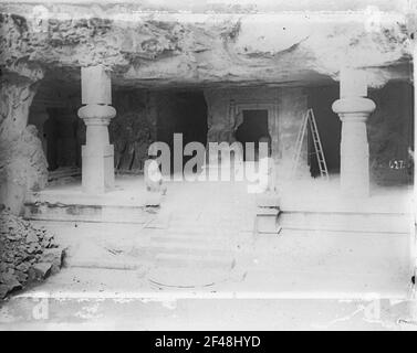 Elephanta à Mumbai, Inde. Shiva temple de grottes rocheuses. Une des entrées avec des sculptures de lion flanquant sur l'escalier ouvert Banque D'Images